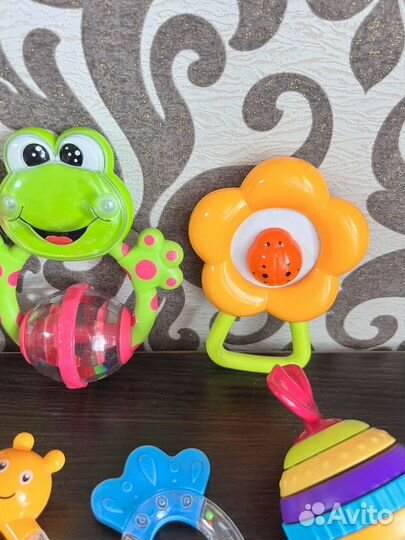Погремушки, прорезыватели 0+
