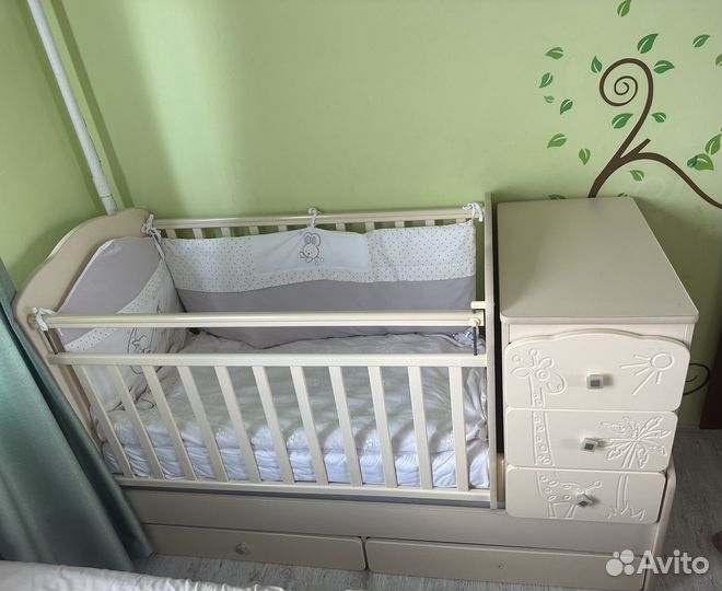 Детская кроватка с маятником и ящиком