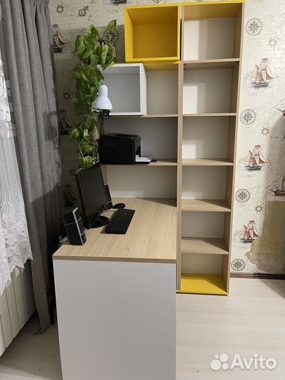 Угловой письменный стол с полками