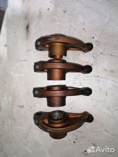 Коромысло впускного клапана левое Mitsubishi