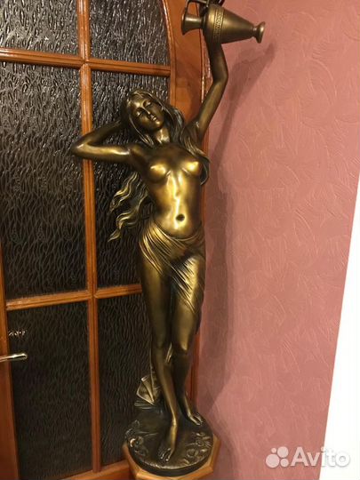 Статуя Девушка с кувшином