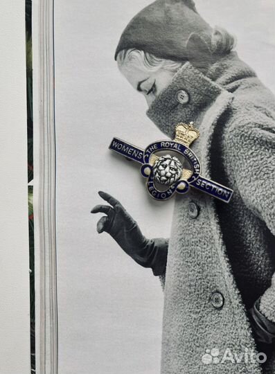 Винтажная брошь-значок « Women’s section»