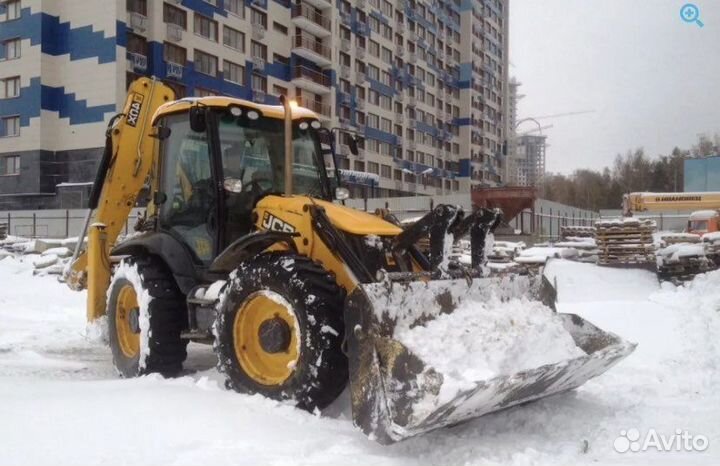 Уборка снега трактором