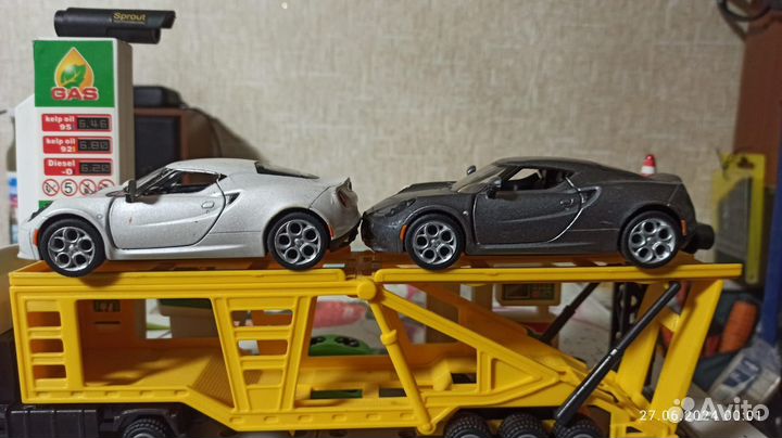 Модель Alfa Romeo 4c 1:32 Kinsmart лот