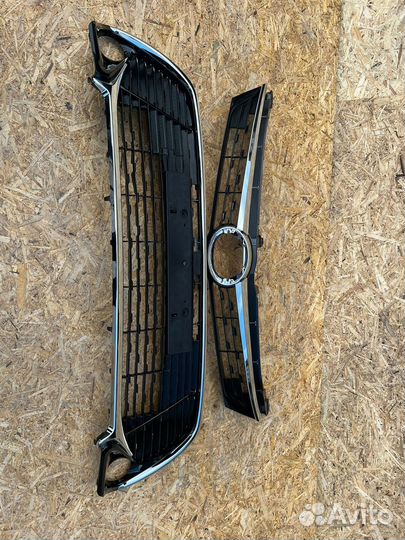 Решетки на Тойоту Камри V55 Комплект + Эмблема