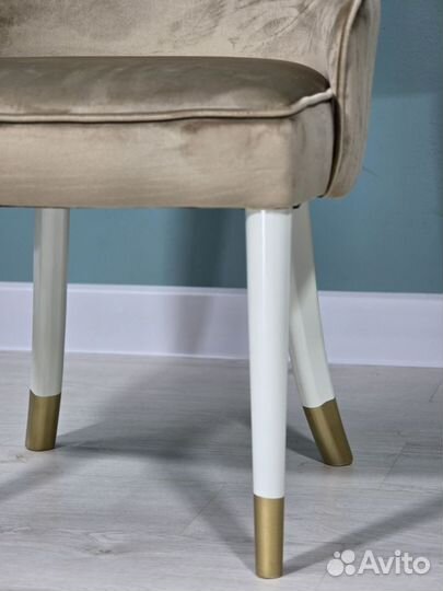 Стол и стулья