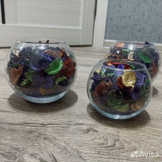 Стеклянные круглые вазы и сухоцветы