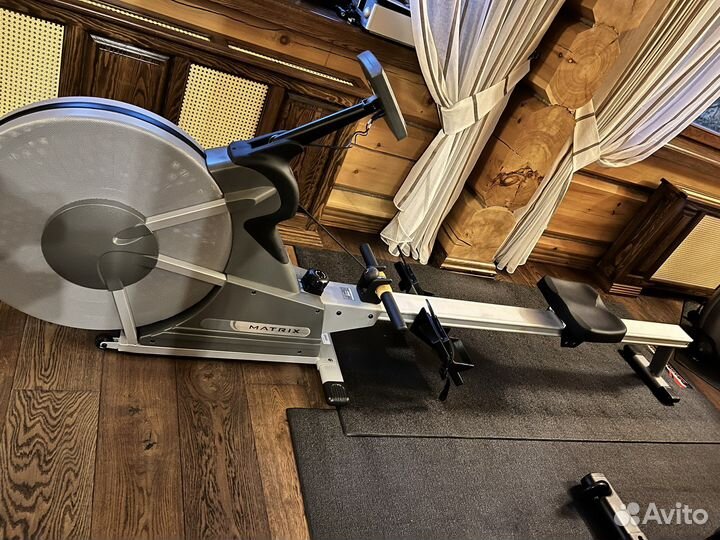 Гребной тренажер matrix rower 01