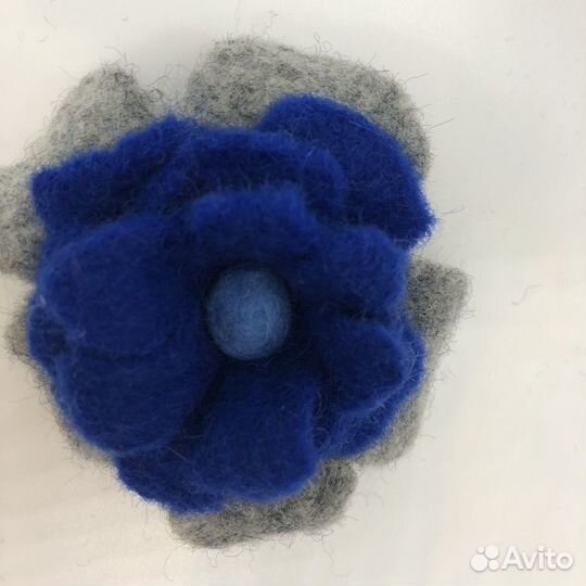 Валяная брошь