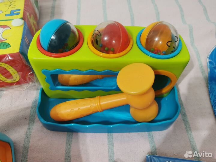 Бизиборд; развивающая игрушка-неуловимый мячик