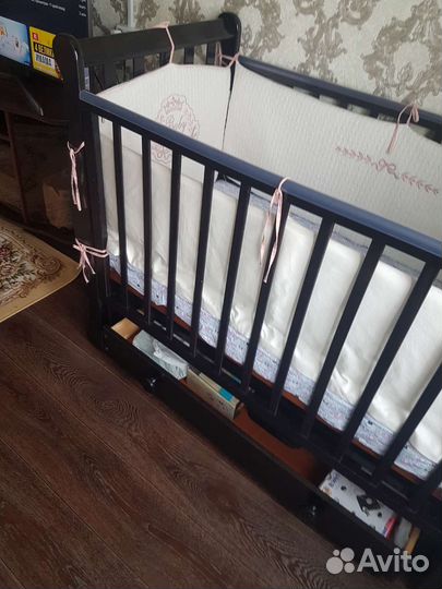 Детская кроватка с маятником и ящиком