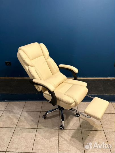 Компьютерное кресло бежевое