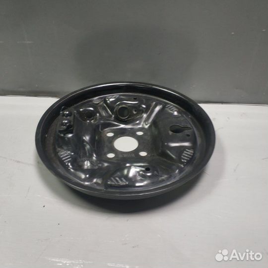 Щит заднего тормоза левый Renault Sandero 2 K7M812