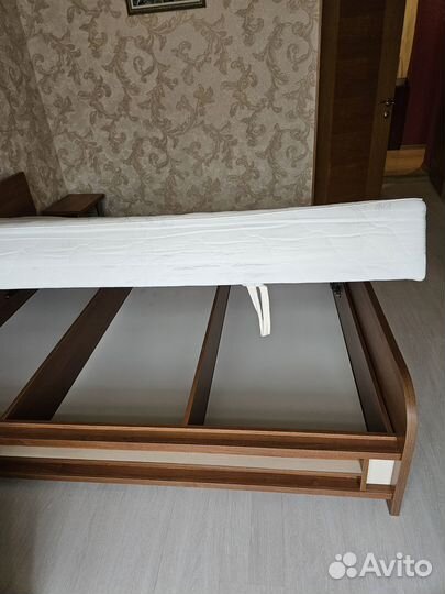 Кровать двуспальная с подъемным механизмом