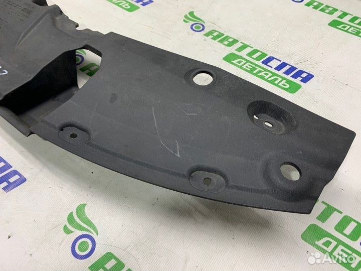 Накладка замка капота передняя Toyota Avensis