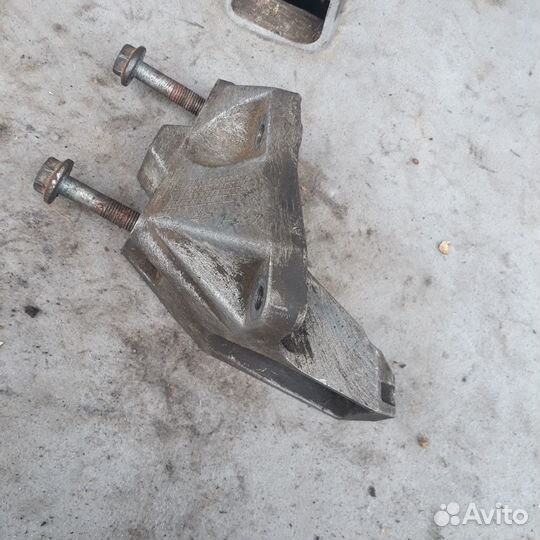 Кронштейн крепления МКПП Шкода Октавия тур (А4U1)