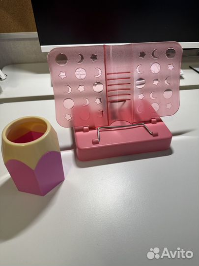 Подставка для книг с трафаретом