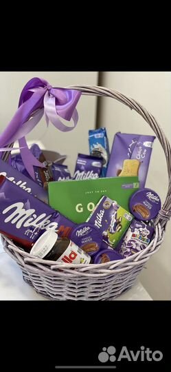 Корзина со сладостями и фрукты в стакане