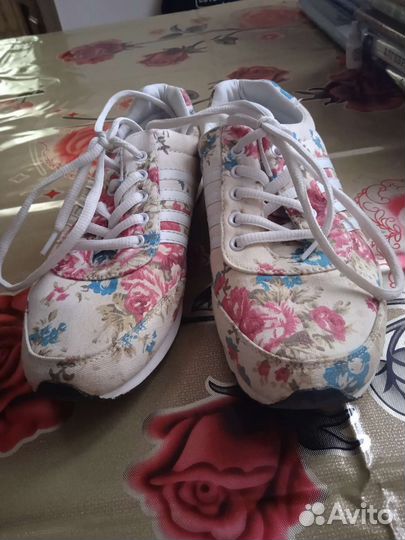 Кроссовки adidas**