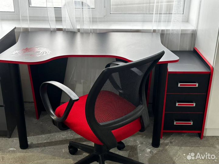 Компьютерный игровой геймерский стол