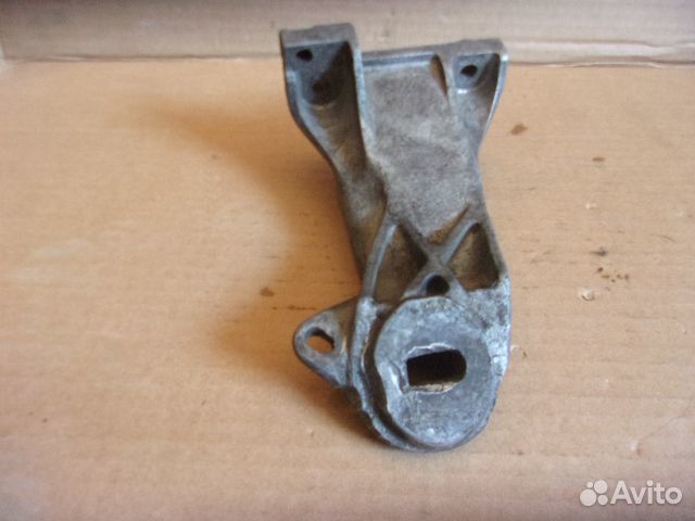 Ауди 100 С2 / С3, 77-91г., правый кронштейн 5 цил