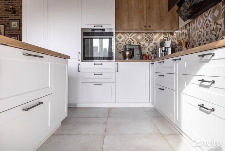 Кухня с каменным островом