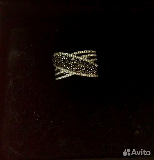 Золотое кольцо с черными бриллиантами мюз