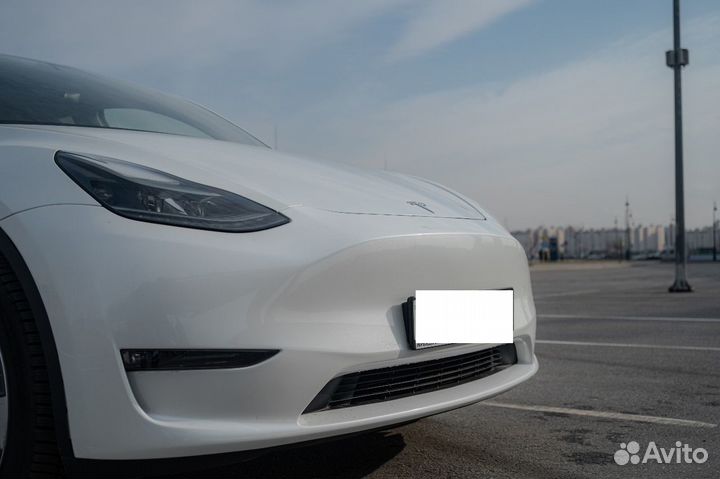 Tesla Model Y в аренду без водителя