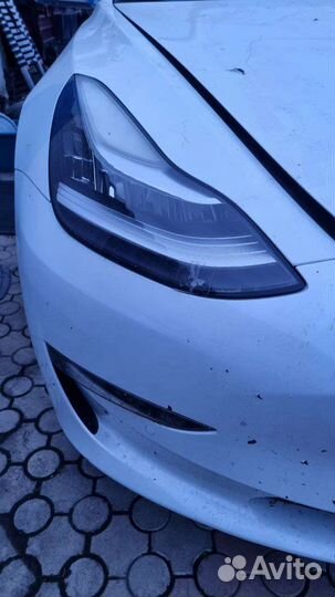 Фары передние левая и правая на Tesla Model 3