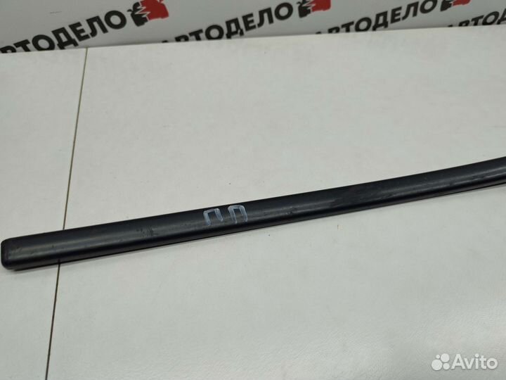 Молдинг двери передней правой Suzuki Swift MA 97г