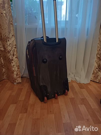 Сумка дорожная на колесах с выдвижной ручкой