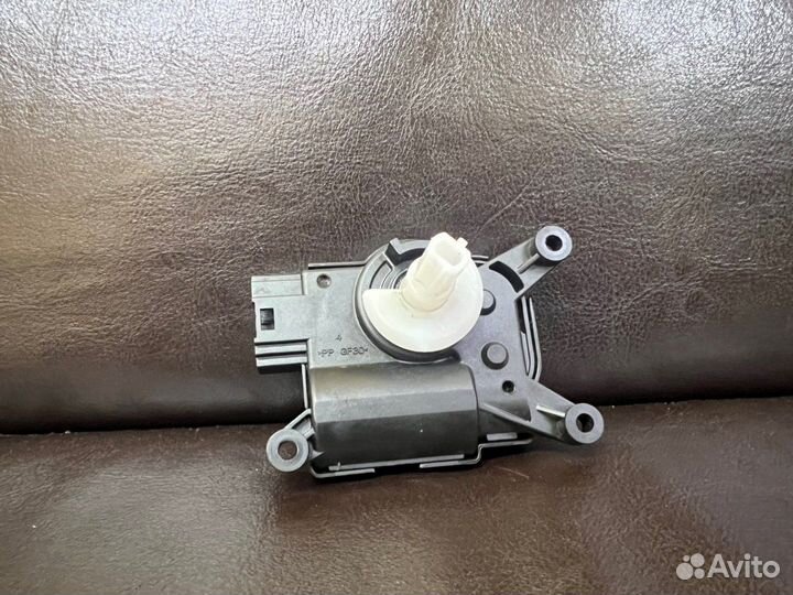 Моторчик заслонки отопителя бу Skoda Octavia A7