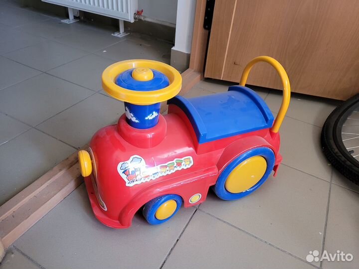 Детские машинки для катания и детская ванночка
