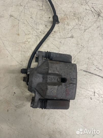 Суппорт тормозной передний левый Toyota Prius