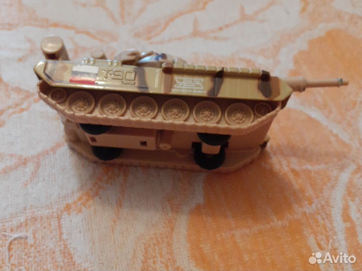 Танк игрушка