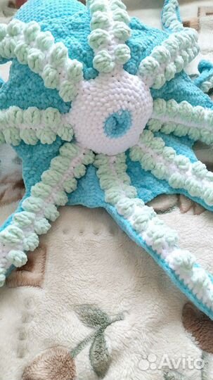 Огромный плюшевый осьминог