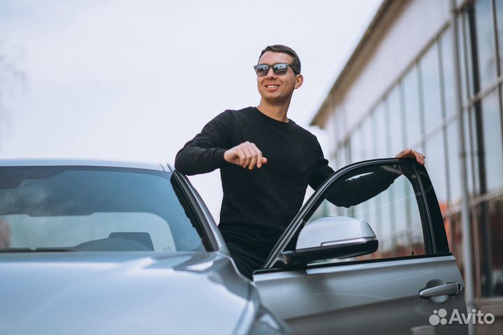 Курьер на своем автомобиле
