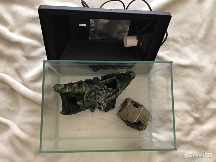 Аквариум с крышкой, подсветкой и декором. 6 л