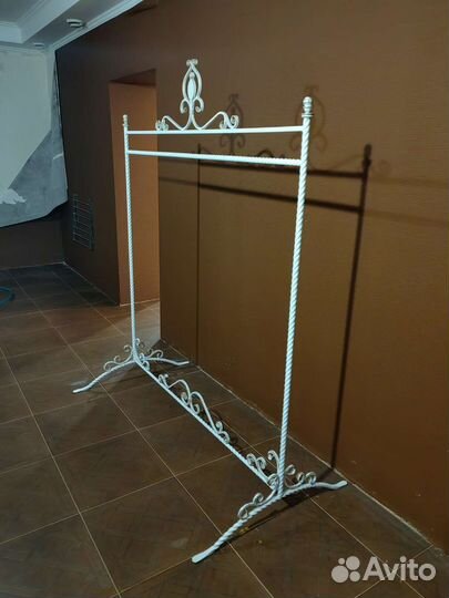 Вешалка напольная кованая
