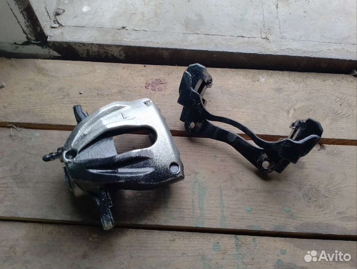 Суппорт тойота Авенсис