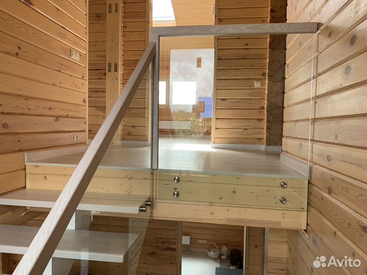 Лестница на монокосоуре с площадкой в дом