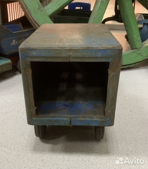 Советская игрушка, жестяной грузовик. Мебель