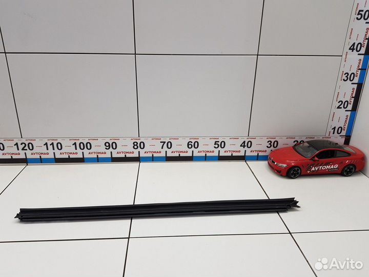 Уплотнитель переднего правого стекла