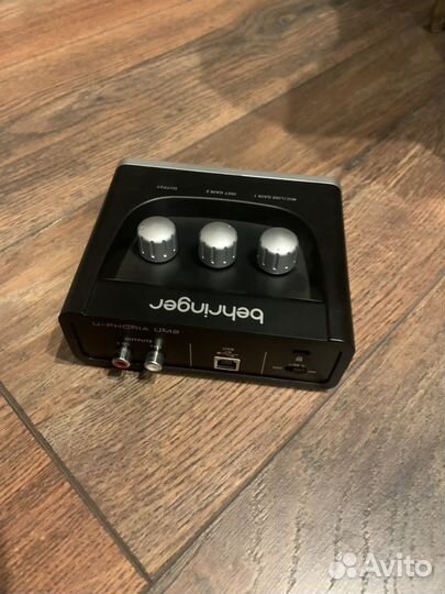 Звуковая карта behringer um2