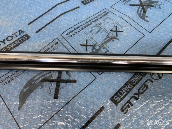 Накладка стекла задняя правая Lexus Lx570 2007