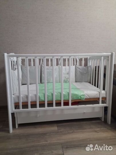 Детская кроватка с маятником и ящиком