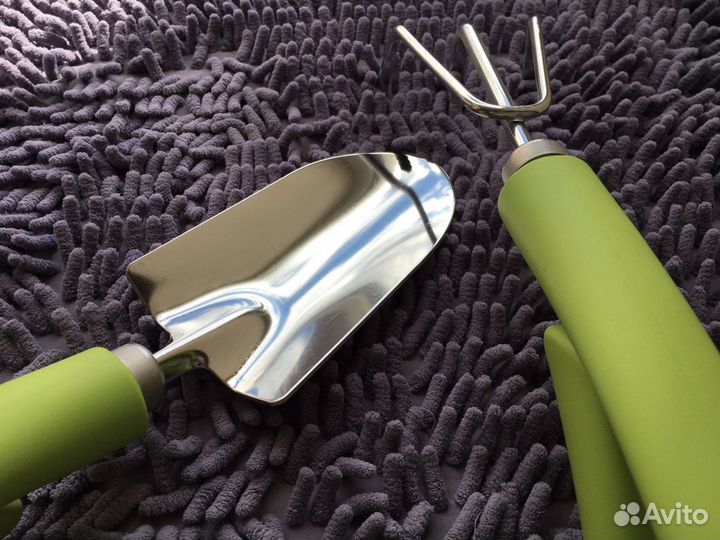 Садовая лопатка и грабли новые