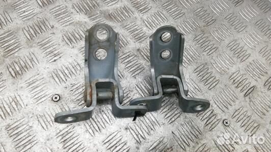 Петля передняя левая toyota RAV 4 ZCA2 (DBR04EW02)