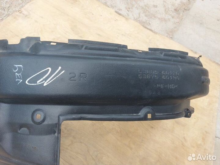 Подкрылок передний правый Toyota Land Cruiser