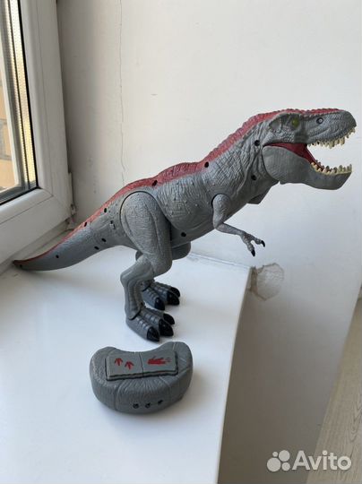 Динозавр на пульте управления